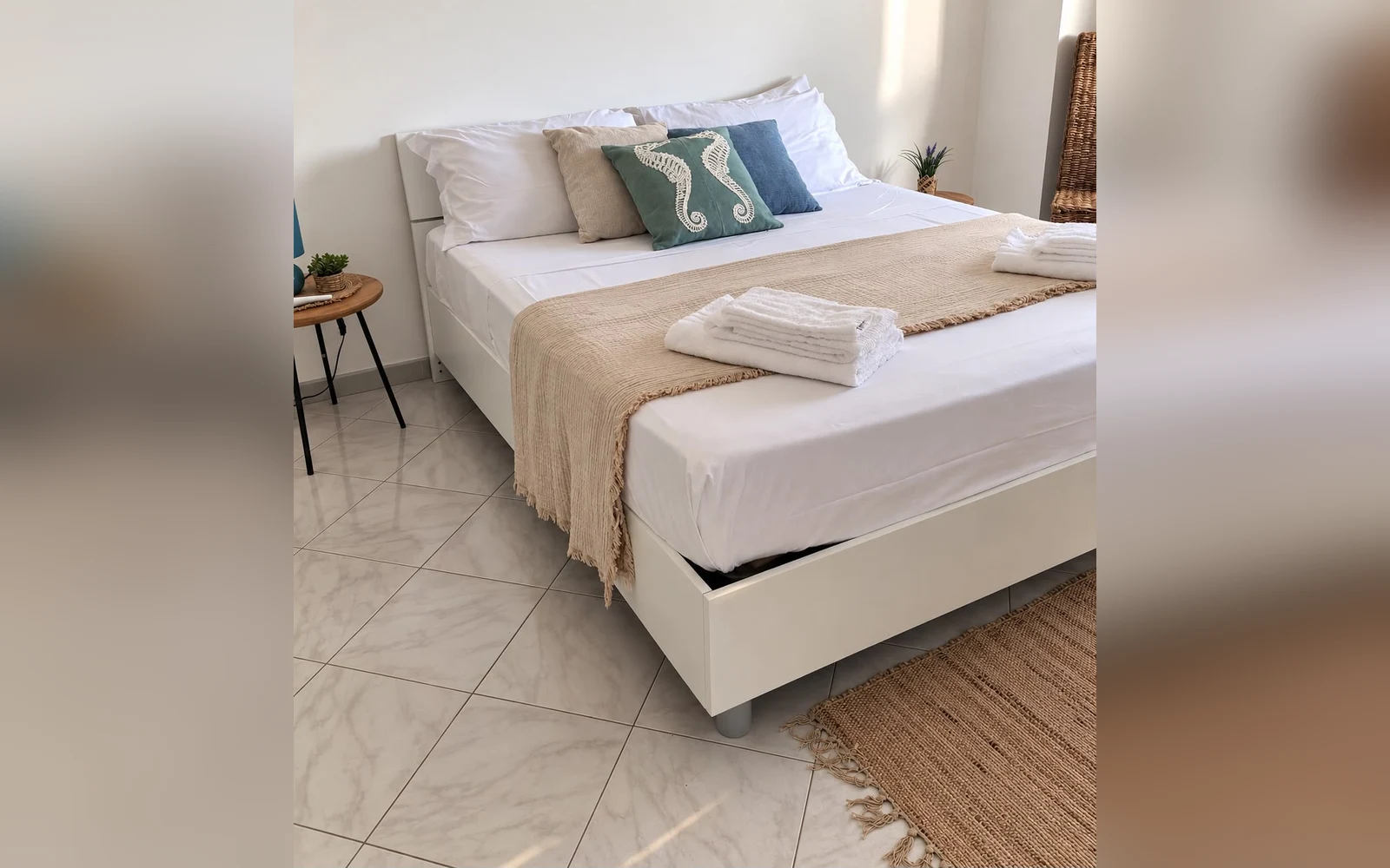 Granito — letto matrimoniale con biancheria fresca