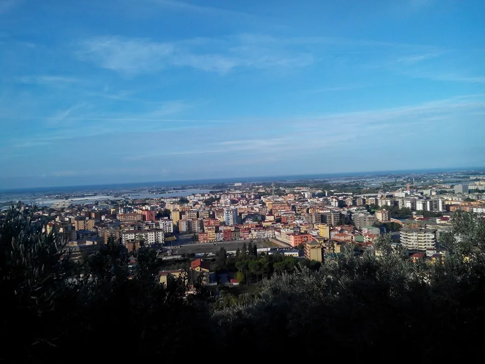 Vista panoramica su Battipaglia, con il tessuto urbano della città e la Piana del Sele verso il mare