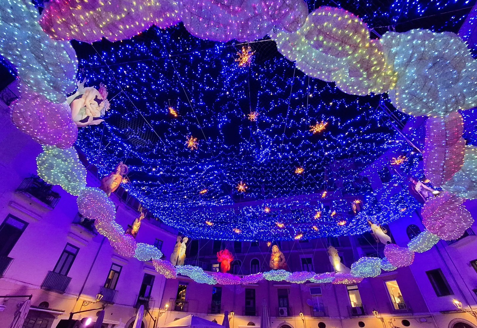 Installazioni luminose delle Luci d'Artista sopra una piazza del centro di Salerno