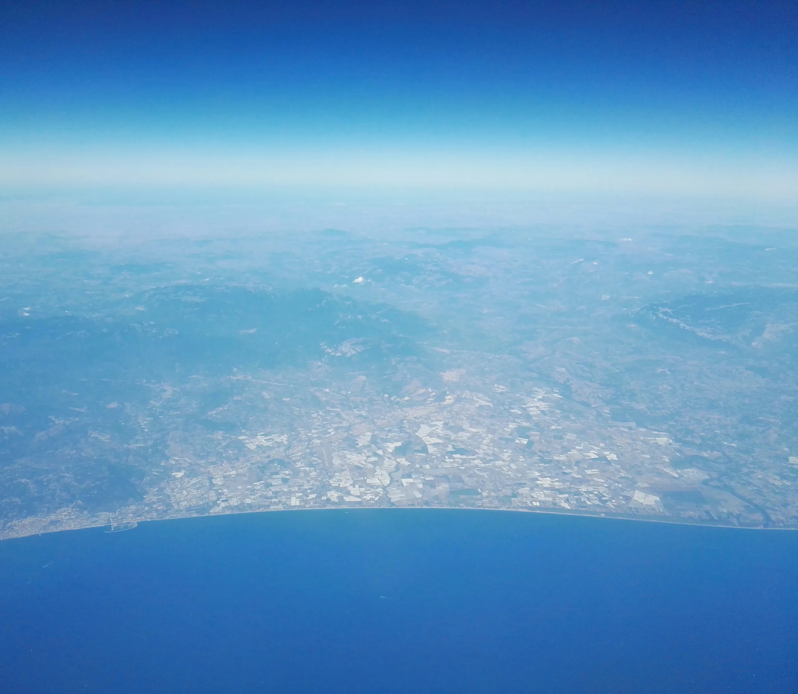 Veduta aerea della Piana del Sele, la pianura agricola della provincia di Salerno vista dall'alto verso il mare
