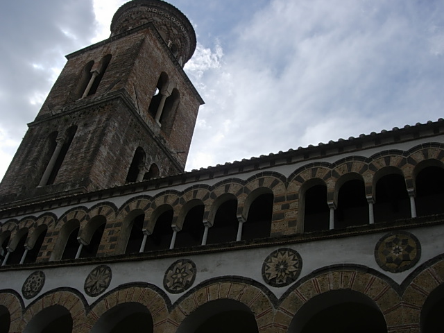 Il campanile e il quadriportico del Duomo di Salerno, dedicato a San Matteo, in stile arabo-normanno